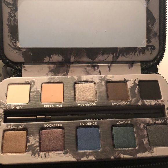 Urban Decay Smoked Palette - Picture 3 of 3